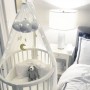 מובייל מעוצב לחדר תינוקות וילדים עם כרית רכה ירח וכוכבים - צבע לבן